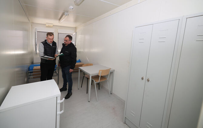 Steffen Blunck (links), Fachbereichsleiter Flüchtlingsunterbringung und -betreuung im Landratsamt, mit Immobilienmanager Andreas