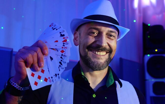 Gowood, so Stefan Gottwalds Künstlername, zaubert am liebsten mit Alltagsgegenständen. Er liebt es, wenn sein Können Verblüffung