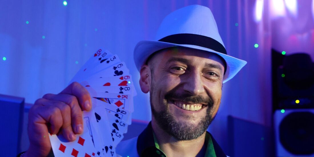 Gowood, so Stefan Gottwalds Künstlername, zaubert am liebsten mit Alltagsgegenständen. Er liebt es, wenn sein Können Verblüffung