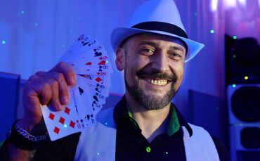 Gowood, so Stefan Gottwalds Künstlername, zaubert am liebsten mit Alltagsgegenständen. Er liebt es, wenn sein Können Verblüffung