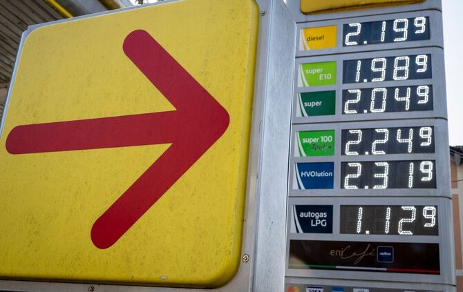 Trotz sinkender Ölpreise ziehen die Spritpreise weiter an.