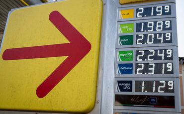 Trotz sinkender Ölpreise ziehen die Spritpreise weiter an.