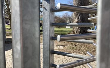 Hier passt künftig auch ein Kinderwagen durch: Freibad Waiblingen erhält neues Drehkreuz am Ausgang Richtung Rems und Parkplatz