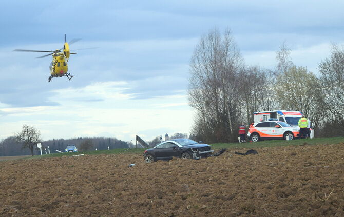 Die Fahrerin wurde mit einem Rettungshubschrauber ins Krankenhaus gebracht.