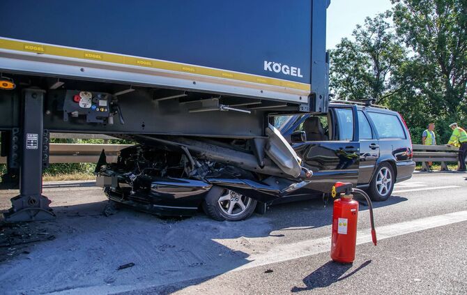 Stuttgart Ost: PKW rast auf B14 in LKW