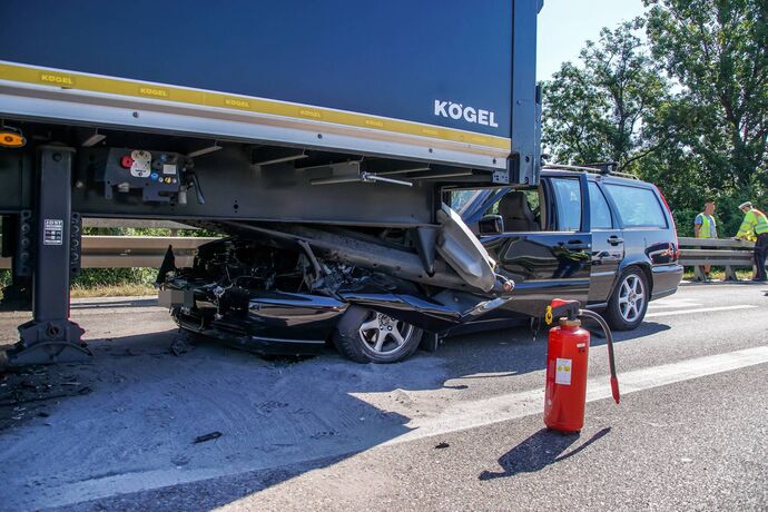 Stuttgart Ost: PKW rast auf B14 in LKW