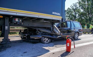 Stuttgart Ost: PKW rast auf B14 in LKW