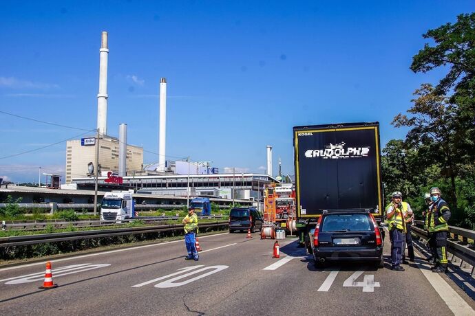 Stuttgart Ost: PKW rast auf B14 in LKW