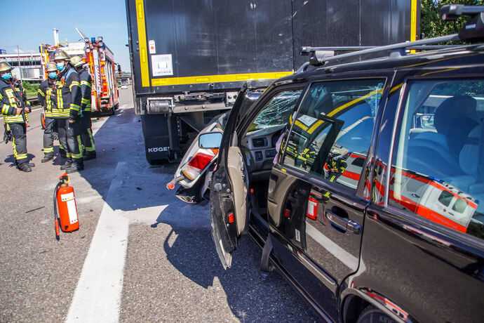 Stuttgart Ost: PKW rast auf B14 in LKW