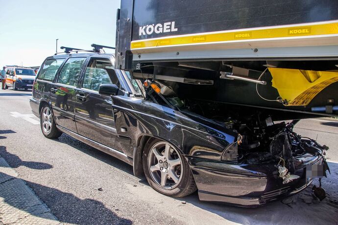 Stuttgart Ost: PKW rast auf B14 in LKW