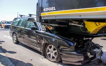 Stuttgart Ost: PKW rast auf B14 in LKW