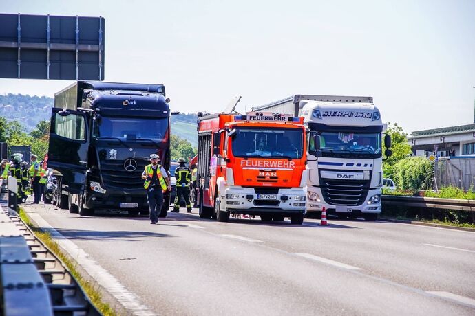 Stuttgart Ost: PKW rast auf B14 in LKW