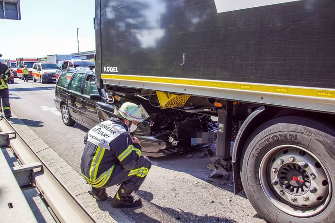 Stuttgart Ost: PKW rast auf B14 in LKW