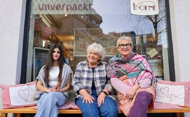 Die Stimmung im Unverpacktladen in Waiblingen ist gut: Bohne-Gründerin Martina Mohr, Bohne-Unterstützerin Edith Eckert und Schul