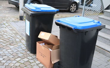 In der "Blauen Tonne" wird Altpapier entsorgt. Ein Winnender wartet seit Wochen darauf, dass er ein Exemplar bekommt.