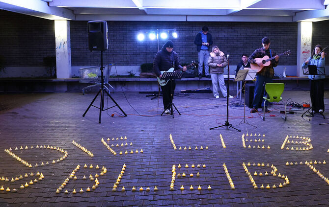 Ausklang der "Lichterkette" mit Spruch und Musik.