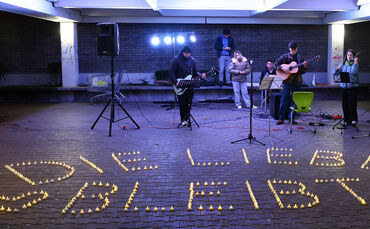 Ausklang der "Lichterkette" mit Spruch und Musik.