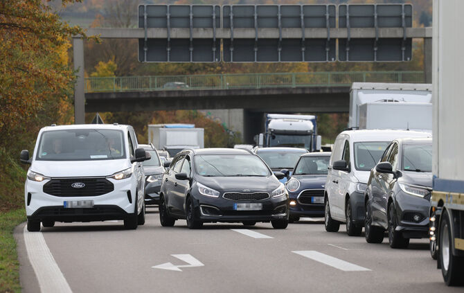 Drei Unfälle am Donnerstagmorgen (12.3.) verursachen zusätzlichen Stau (Symbolfoto).