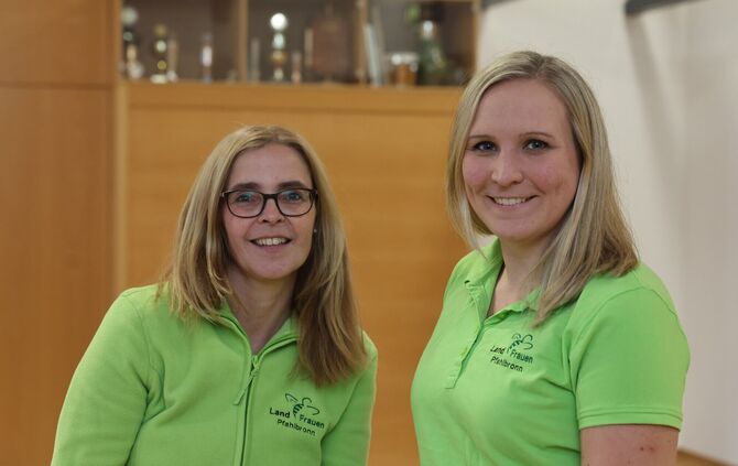 Nicole Massak (links) und Jasmin Friz suchen für sich und zwölf weitere Frauen, die gerne Linedance machen würden, einen Trainer