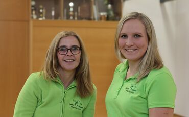 Nicole Massak (links) und Jasmin Friz suchen für sich und zwölf weitere Frauen, die gerne Linedance machen würden, einen Trainer