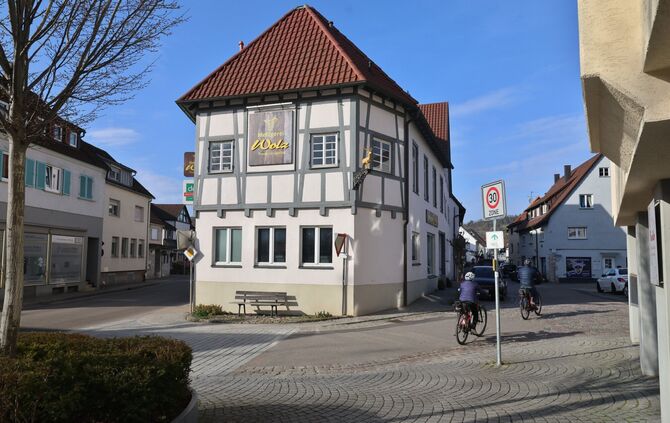 Das Haus in der Winterbacher Ortsmitte mit dem goldenen Hirsch an der Fassade sucht einen Käufer.