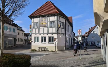 Das Haus in der Winterbacher Ortsmitte mit dem goldenen Hirsch an der Fassade sucht einen Käufer.