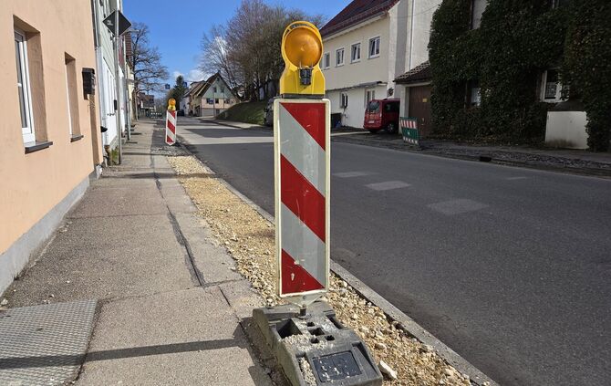 Hier in der Untermühlstraße fehlt noch die Asphaltdecke - für manch Fußgänger sind die Schottergräben echte Stolperfallen.