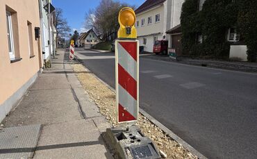 Hier in der Untermühlstraße fehlt noch die Asphaltdecke - für manch Fußgänger sind die Schottergräben echte Stolperfallen.