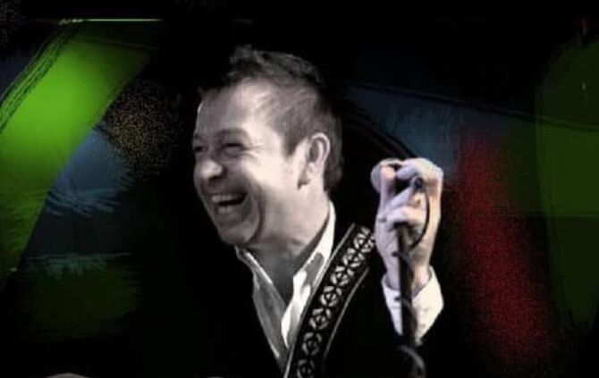 Andy Laier bringt mit Stimme, Gitarre und viel Charme in der FatBear Ratsstube Klassiker und moderne Songs zu Gehör.