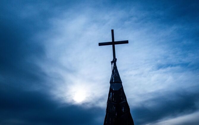 Menschen, die etwa von katholischen Priestern sexuell missbraucht wurden, können bei der Kirche Zahlungen beantragen. (Symbolbil