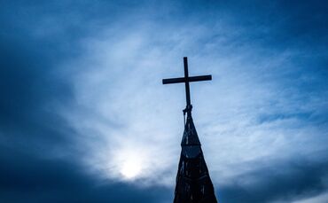 Menschen, die etwa von katholischen Priestern sexuell missbraucht wurden, können bei der Kirche Zahlungen beantragen. (Symbolbil