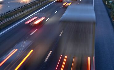 Schwere Nutzfahrzeuge machen nach Angaben der Kommission mehr als 6 Prozent der gesamten Treibhausgasemissionen der EU aus. (Sym