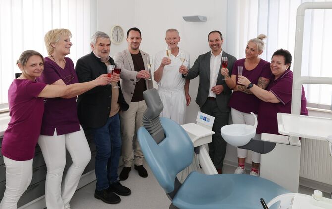 Die Zukunft der Praxis von Dr. Uwe Steiner (Bildmitte) ist gesichert. Ab Juli steigt Dr. Michael Hrusa (vierter von links) mit e