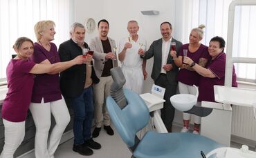 Die Zukunft der Praxis von Dr. Uwe Steiner (Bildmitte) ist gesichert. Ab Juli steigt Dr. Michael Hrusa (vierter von links) mit e