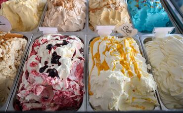 Die Theken der Eisdielen in Winnenden sind wieder gut gefüllt.