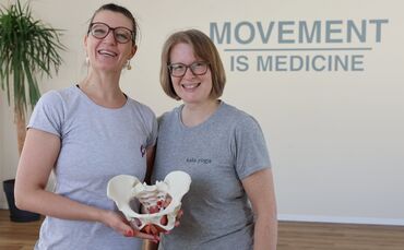 Rita-Carola Rose (links) und Daniela Köhler mit dem Modell des Beckens: Die neueste Mission des Studios für Bewegung ist, die Mu