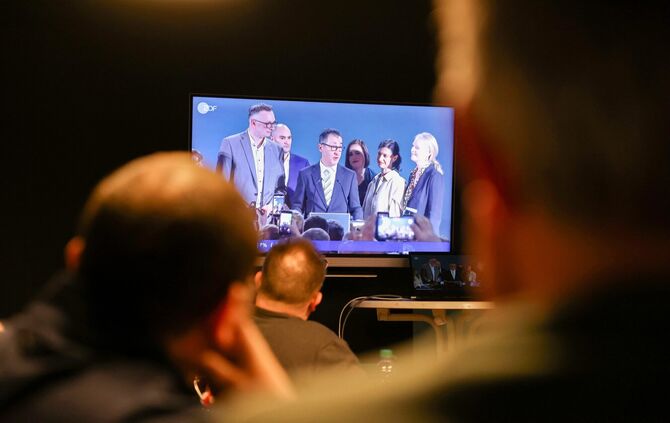 Der Wahlabend: Schorndorfer CDU-Leute sitzen konsterniert vor dem Bildschirm. Und jetzt? Zeit, runter von der Palme zu kommen ..