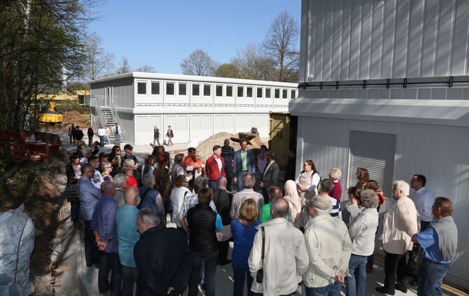 Im April 2024 konnten sich Bürger/-innen bei einer Infoveranstaltung des Landratsamts selbst ein Bild von der Wohncontainer-Unte