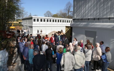 Im April 2024 konnten sich Bürger/-innen bei einer Infoveranstaltung des Landratsamts selbst ein Bild von der Wohncontainer-Unte