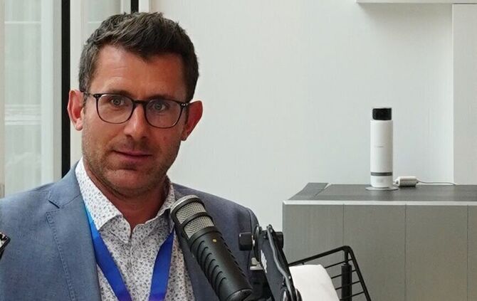 Heizungsexperte Jörg Gamperling, hier bei der Aufnahme seines Heizungspodcasts "Frei von Grobstrick".