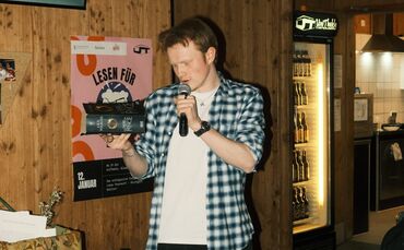 Bei der Eventreihe "Lesen für Bier" entscheidet das Publikum per Applaus, wer die Runde gewinnt – und damit das namensgebende Bi