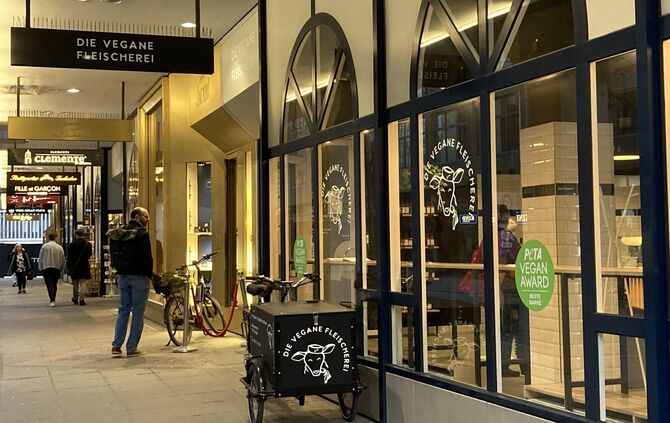 Im Oktober 2025 hat die vegane Fleischerei in Stuttgart eröffnet. Jetzt kooperiert sie mit dem Unverpacktladen in Waiblingen.