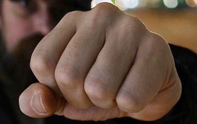 Das Opfer wurde gefesselt und mit Fäusten geschlagen. (Symbolbild)