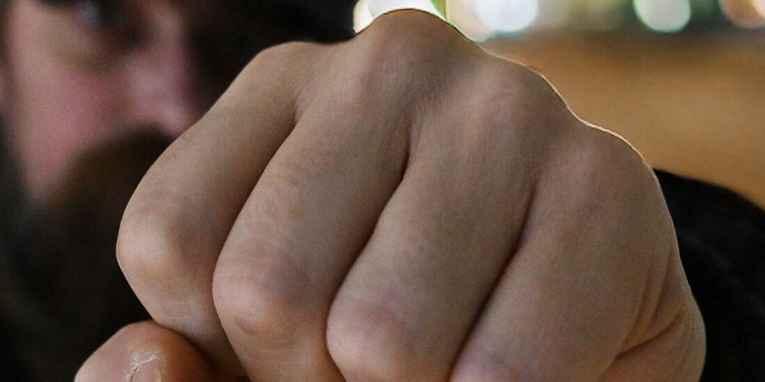 Das Opfer wurde gefesselt und mit Fäusten geschlagen. (Symbolbild)