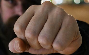 Das Opfer wurde gefesselt und mit Fäusten geschlagen. (Symbolbild)