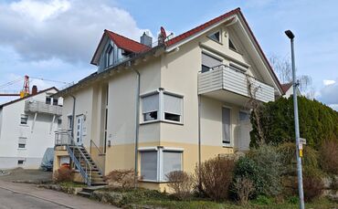 Die Gemeinde Urbach verkauft ein großzügiges Einfamilienhaus.