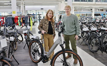 In allen Fragen rund um das Thema Fahrräder kennen sie sich aus: Martina und Mathias Kaiser im Geschäft des Familienunternehmens