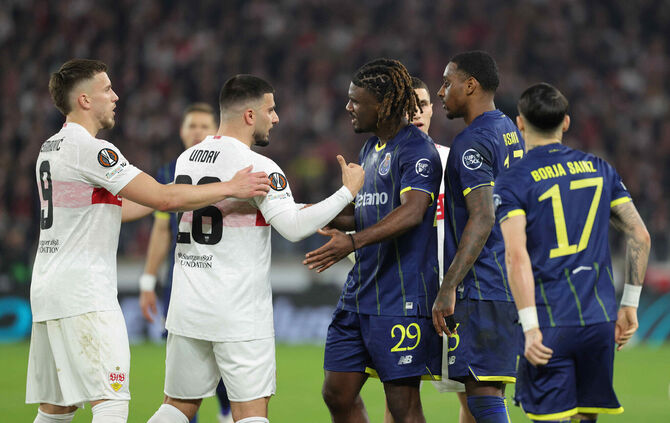 Die VfB-Profis (hier Deniz Undav) ließen sich mit den Spieler des FC Porto immer wieder auf hitzige Diskussionen ein.