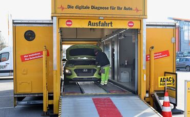 Mitarbeiter des ADAC führen in einem Prüftruck Sicherheitschecks durch - so auch kürzlich in Winnenden.