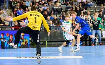 Jakob Nigg (rechts) war bei 33:32-Hinspielsieg des TVB gegen Leipzig (hier gegen SC-Torhüter Domenico Eber) mit sieben Toren der